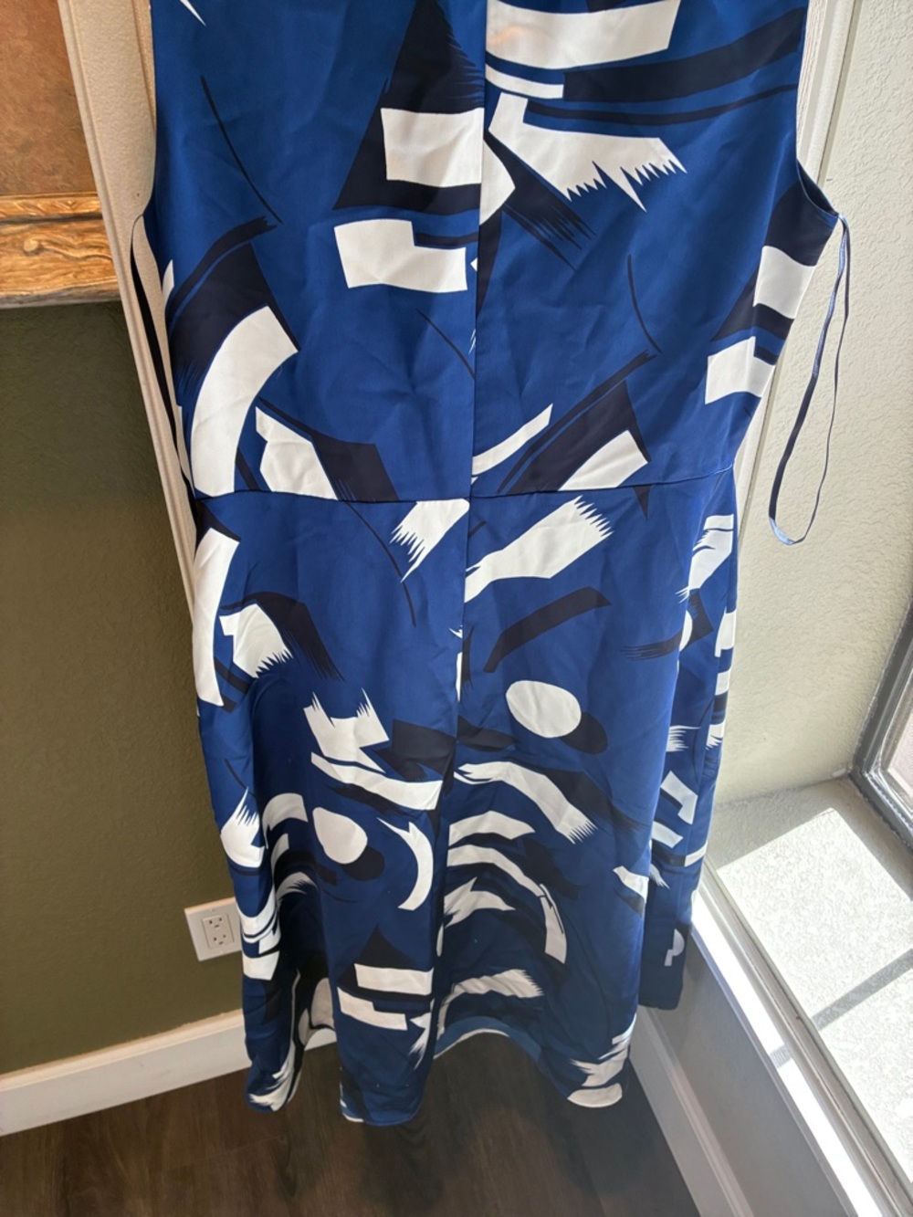 Ralph Lauren Blue and White Abstract Sleeveless V‑Neck Midi Dress - Picture 11 of 12